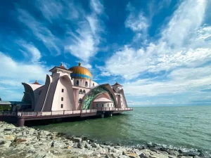 East Malaysia Expedition: An Adventure Guide to Sabah &amp; Sarawak